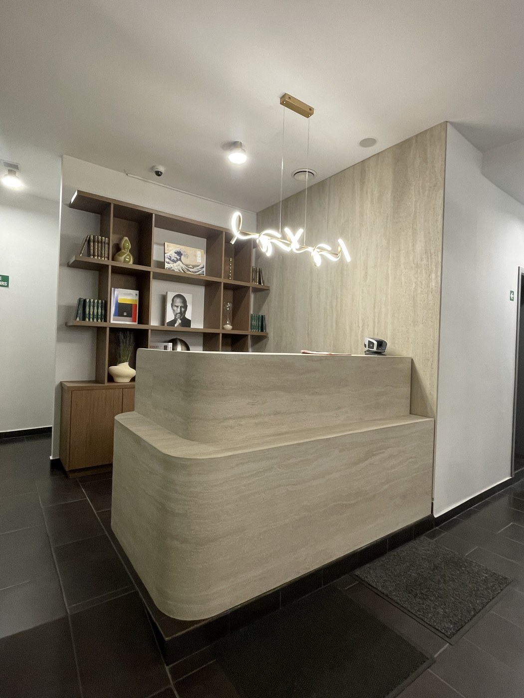Banque d'accueil cabinet dentaire Bruxelles — photo HERO