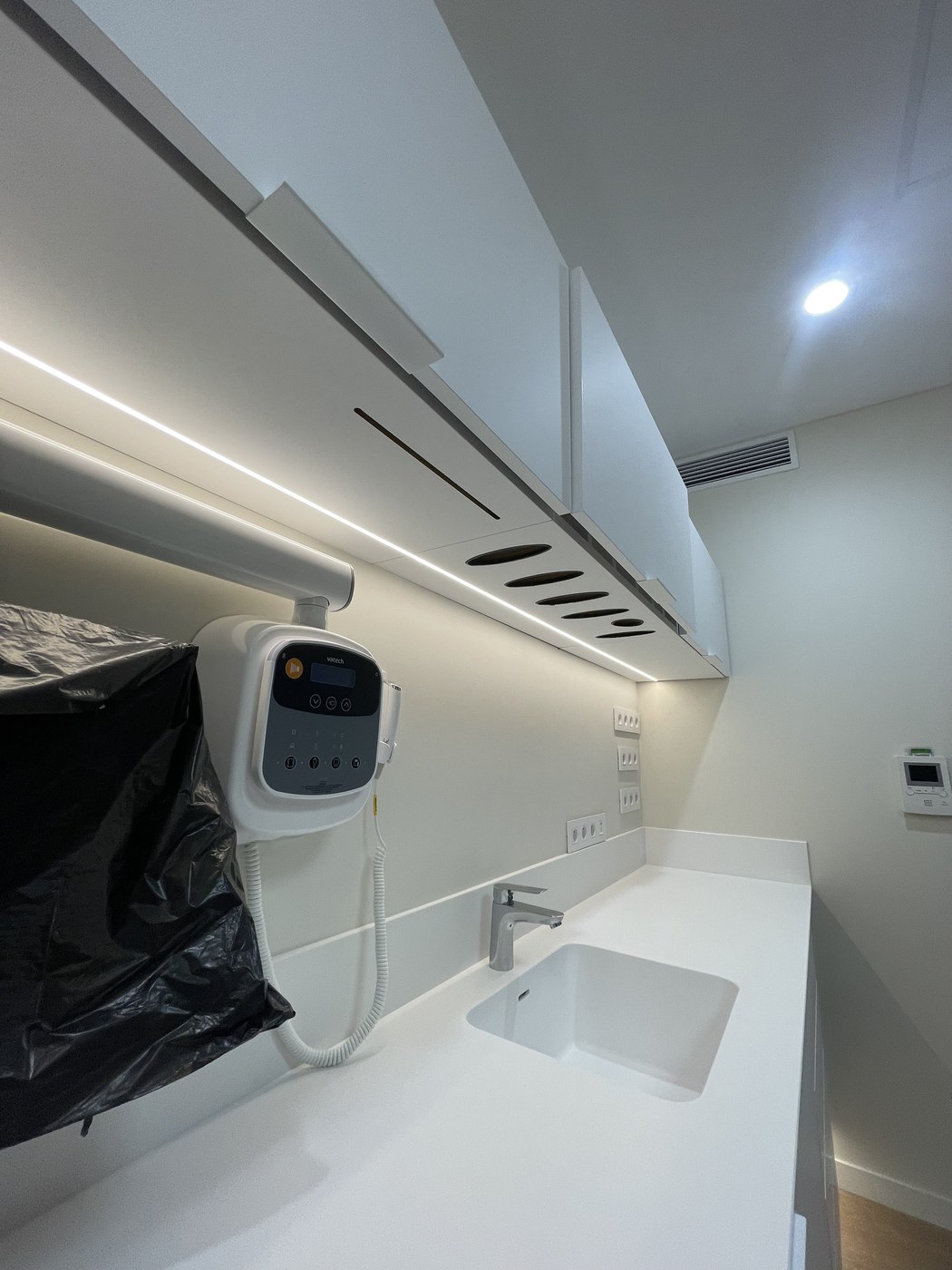 Bureau sur mesure cabinet d'endodontie Villeneuve-d'Ascq — bibliothèque intégrée et caissons fonctionnels
