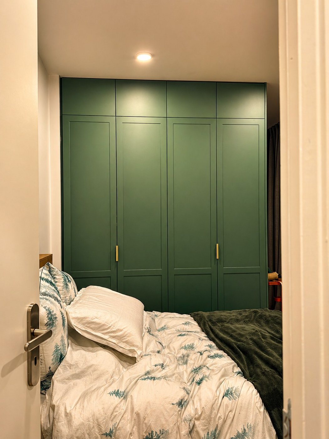 Dressing vert et blanc avec bureau intégré — forme L 5 m × 2,7 m