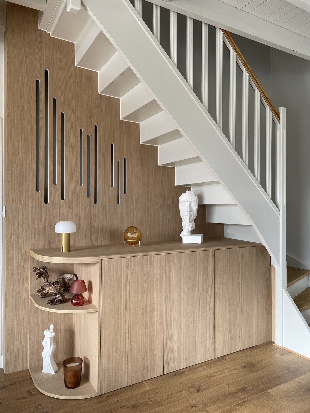 Meuble d'entrée sous escalier Shinnoki Ivory Oak — vue d'ensemble