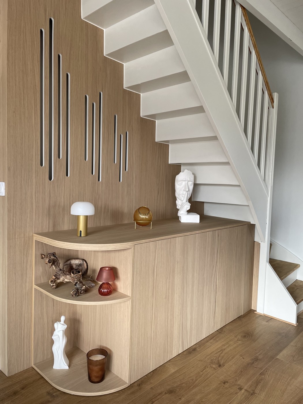 Meuble sous escalier sur mesure — vue d'ensemble