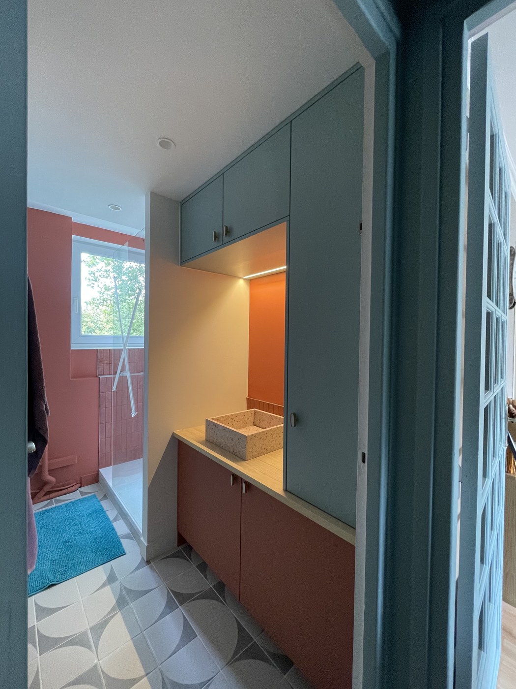Salle de bain bleu et terracotta avec Wom Interior — MDF hydro mat